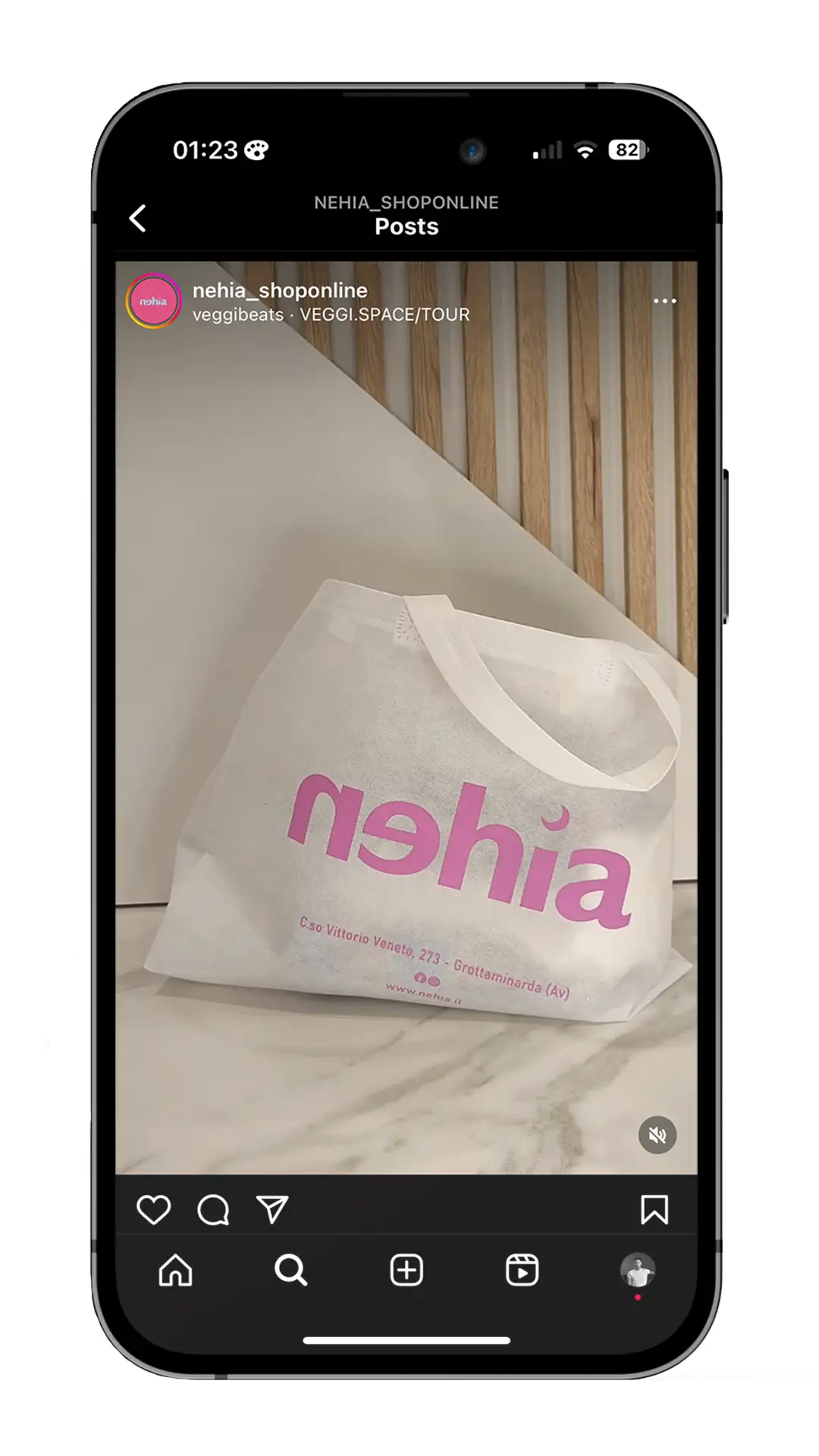 screenshot di instagram che ritre un reel dove è presente una busta con il logo nehia
